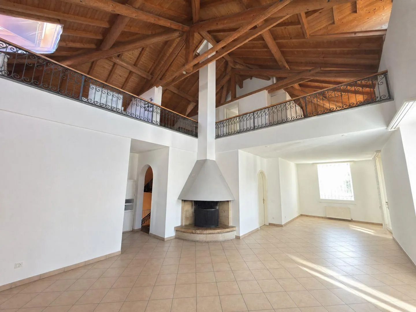 The charm of history, the warmth of wood and a lake view to discover - Photo 1 of 10