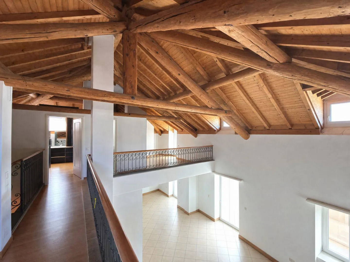 The charm of history, the warmth of wood and a lake view to discover - Photo 2 of 10
