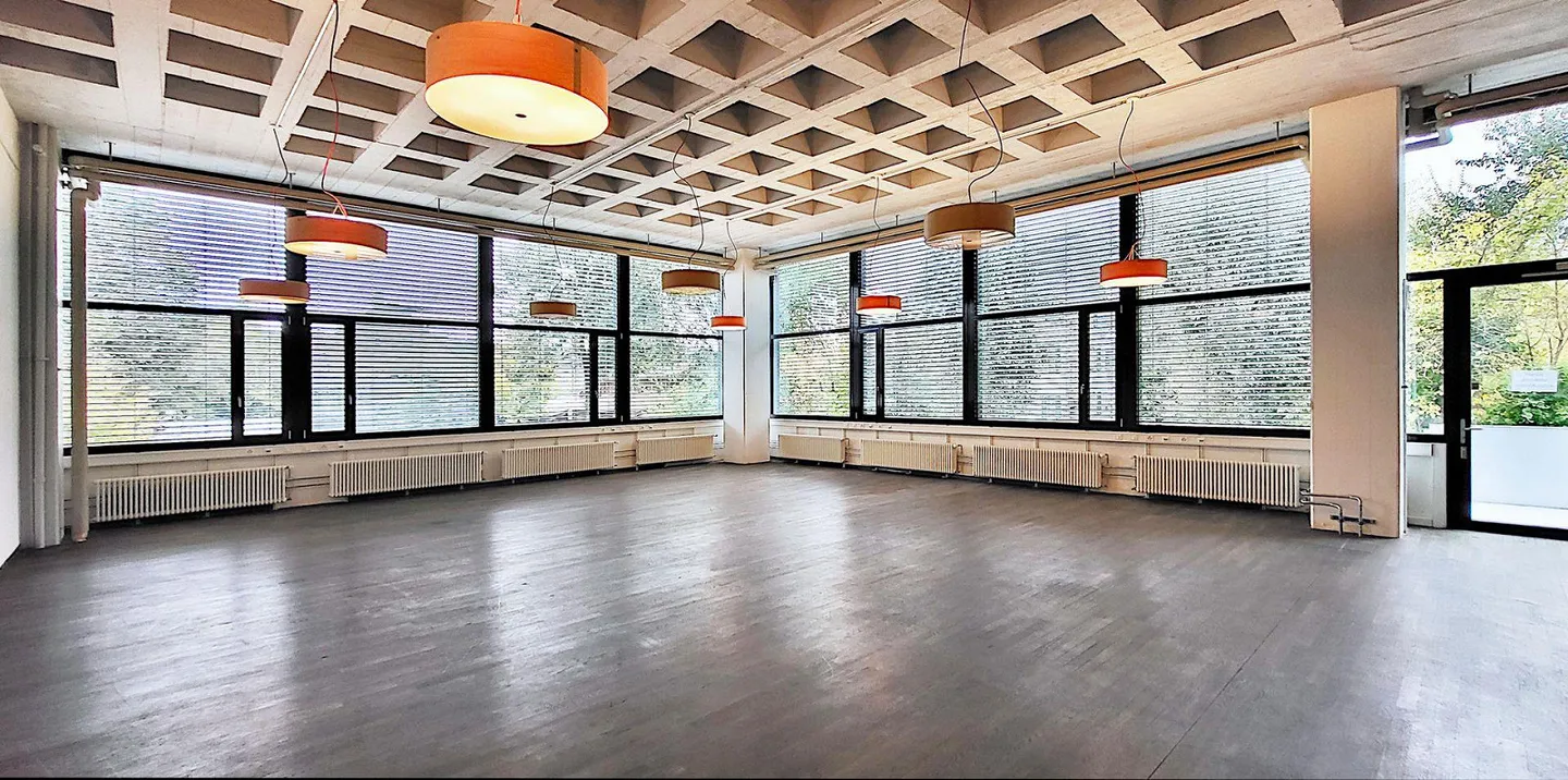 Espace au rez-de-chaussée passionnant avec livraison et hauts plafonds ! - Photo 1 sur 7