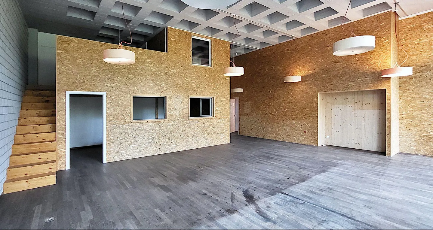 Espace au rez-de-chaussée passionnant avec livraison et hauts plafonds ! - Photo 5 sur 7