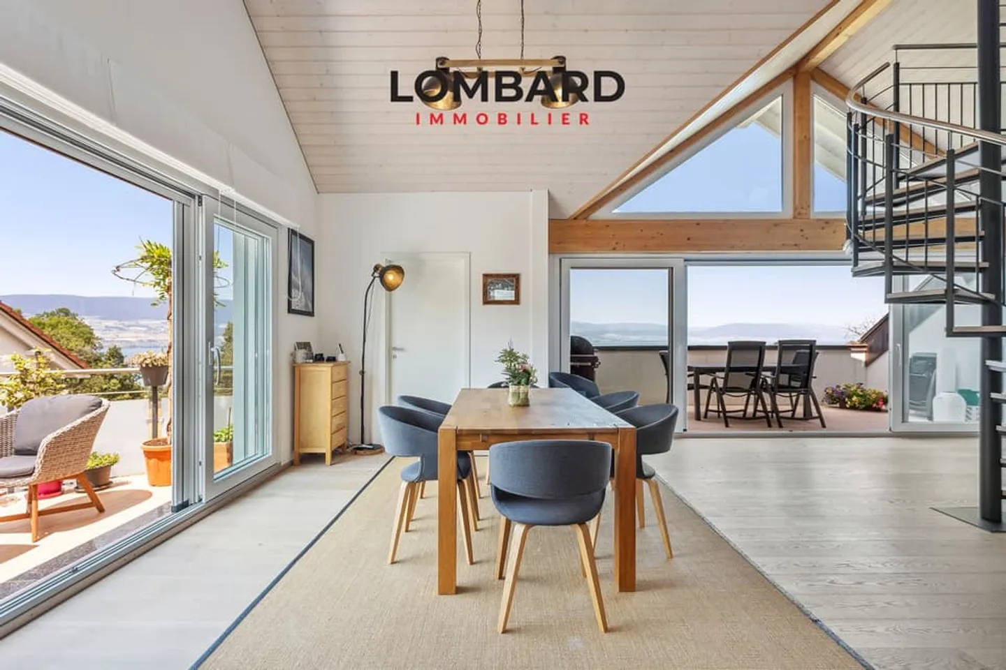 Spacieux attique de 4,5 pièces avec vue sur le lac - Photo 1 sur 12