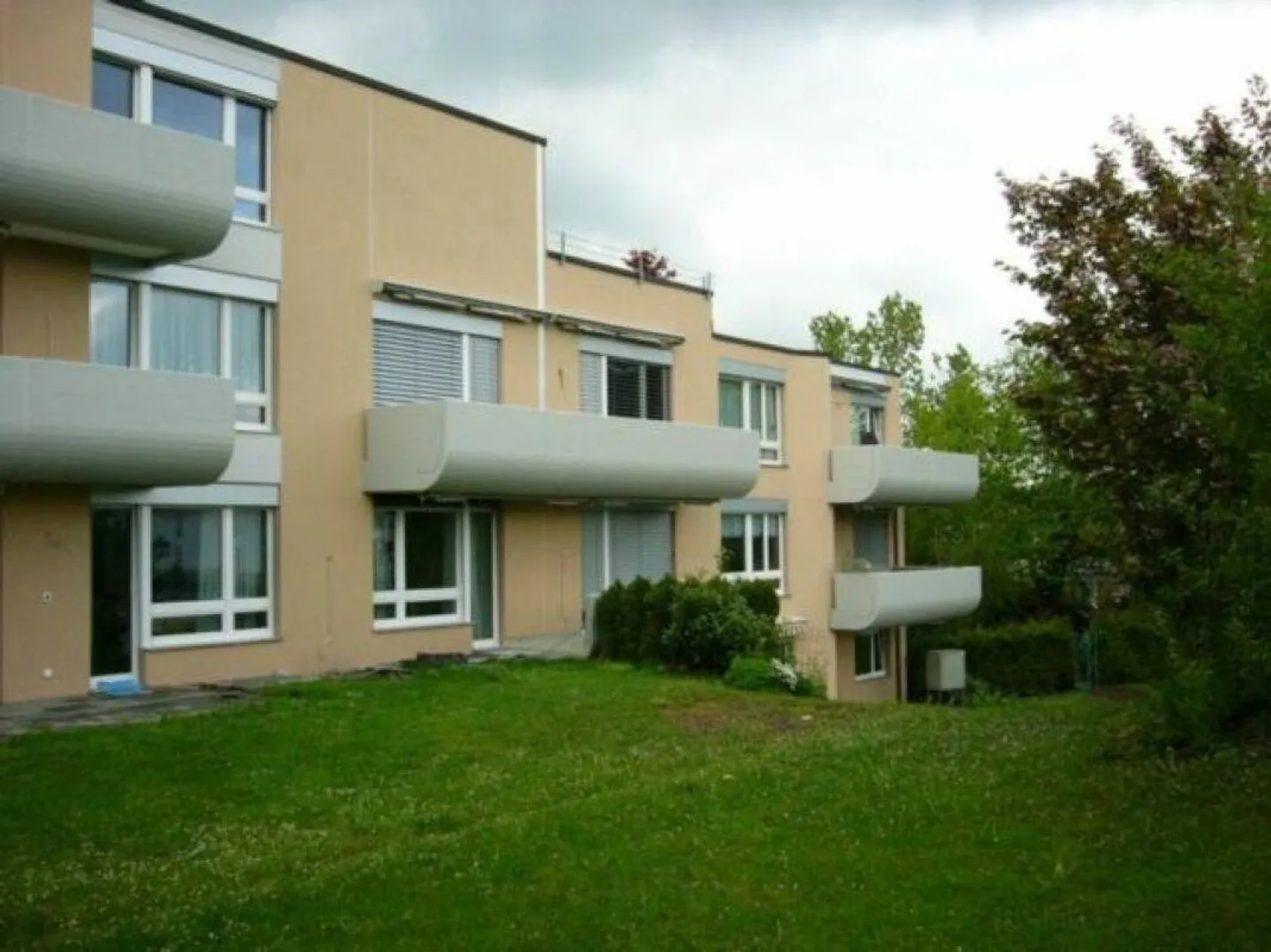 Quiet one-room apartment in multi-family house 2nd floor - Photo 2 of 2