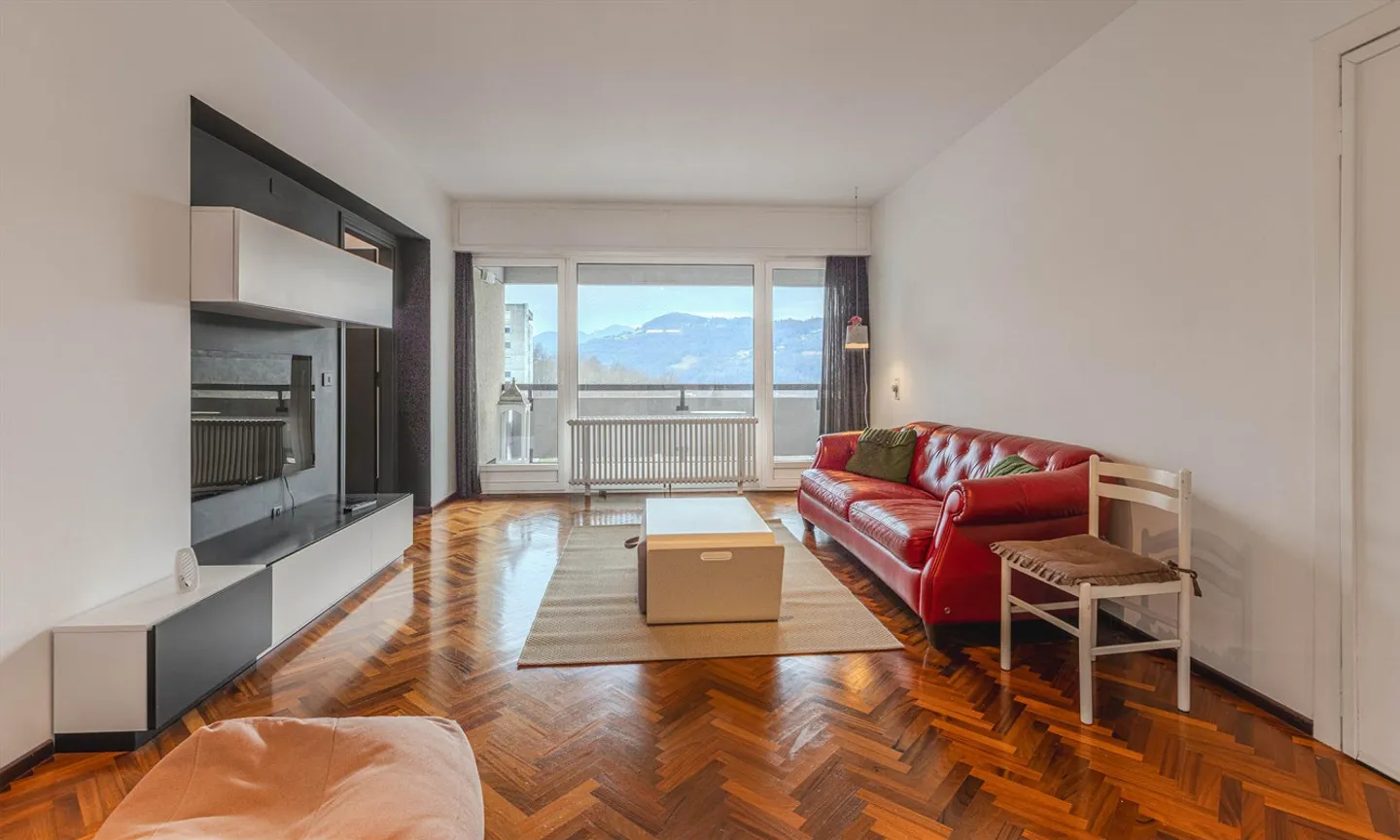 OFFRE VRAIE - APPARTEMENT LUMINEUX DE 3,5 PIÈCES AVEC GARAGE ET VUE DÉGAGÉE SUR LUGANO - Photo 1 sur 11