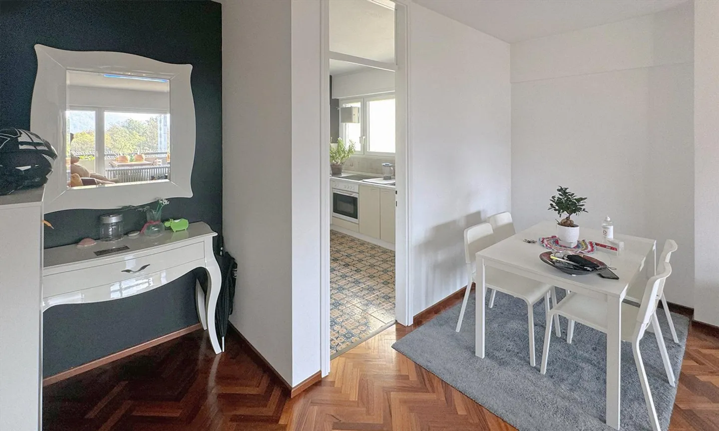 OFFRE VRAIE - APPARTEMENT LUMINEUX DE 3,5 PIÈCES AVEC GARAGE ET VUE DÉGAGÉE SUR LUGANO - Photo 4 sur 11