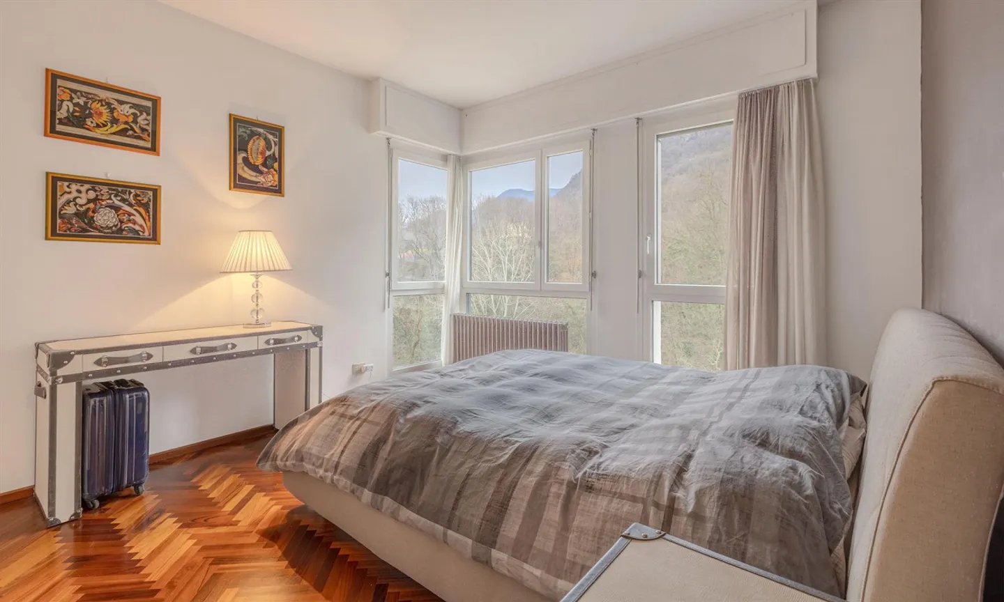 OFFRE VRAIE - APPARTEMENT LUMINEUX DE 3,5 PIÈCES AVEC GARAGE ET VUE DÉGAGÉE SUR LUGANO - Photo 5 sur 11