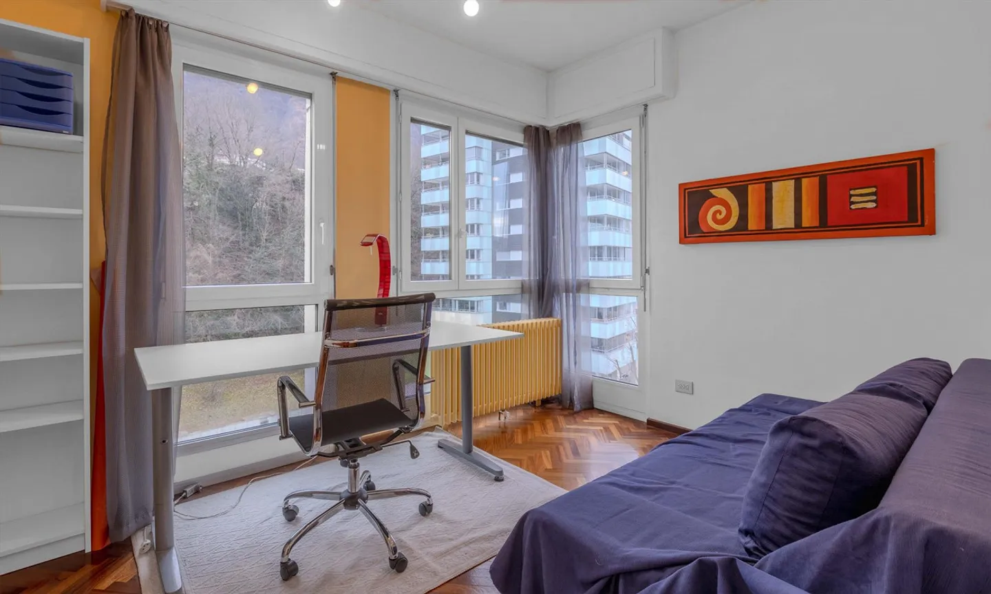 OFFRE VRAIE - APPARTEMENT LUMINEUX DE 3,5 PIÈCES AVEC GARAGE ET VUE DÉGAGÉE SUR LUGANO - Photo 6 sur 11