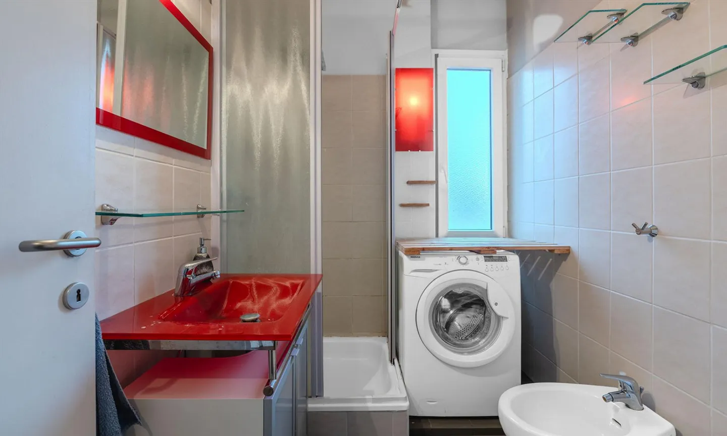 OFFRE VRAIE - APPARTEMENT LUMINEUX DE 3,5 PIÈCES AVEC GARAGE ET VUE DÉGAGÉE SUR LUGANO - Photo 7 sur 11