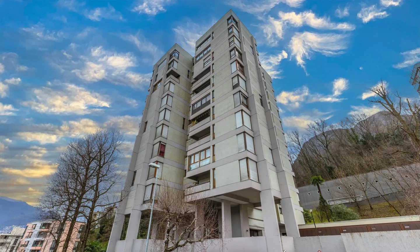 OFFRE VRAIE - APPARTEMENT LUMINEUX DE 3,5 PIÈCES AVEC GARAGE ET VUE DÉGAGÉE SUR LUGANO - Photo 9 sur 11