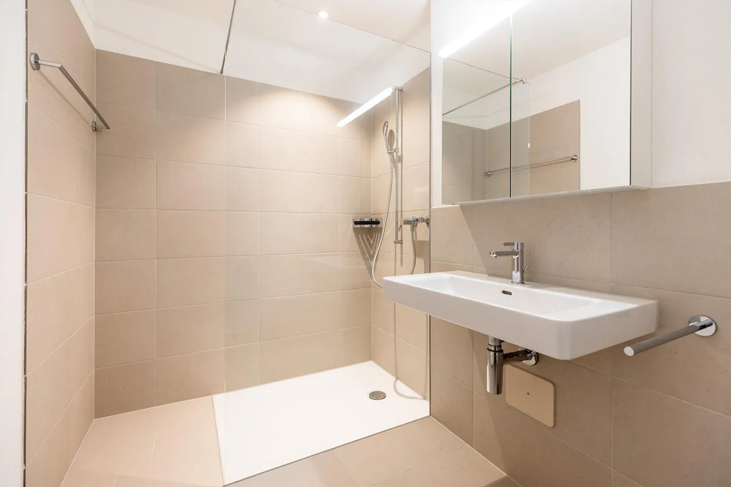 Vivere in centro, vivere a contatto con la natura - moderno appartamento di 4,5 stanze - Foto 6 di 16