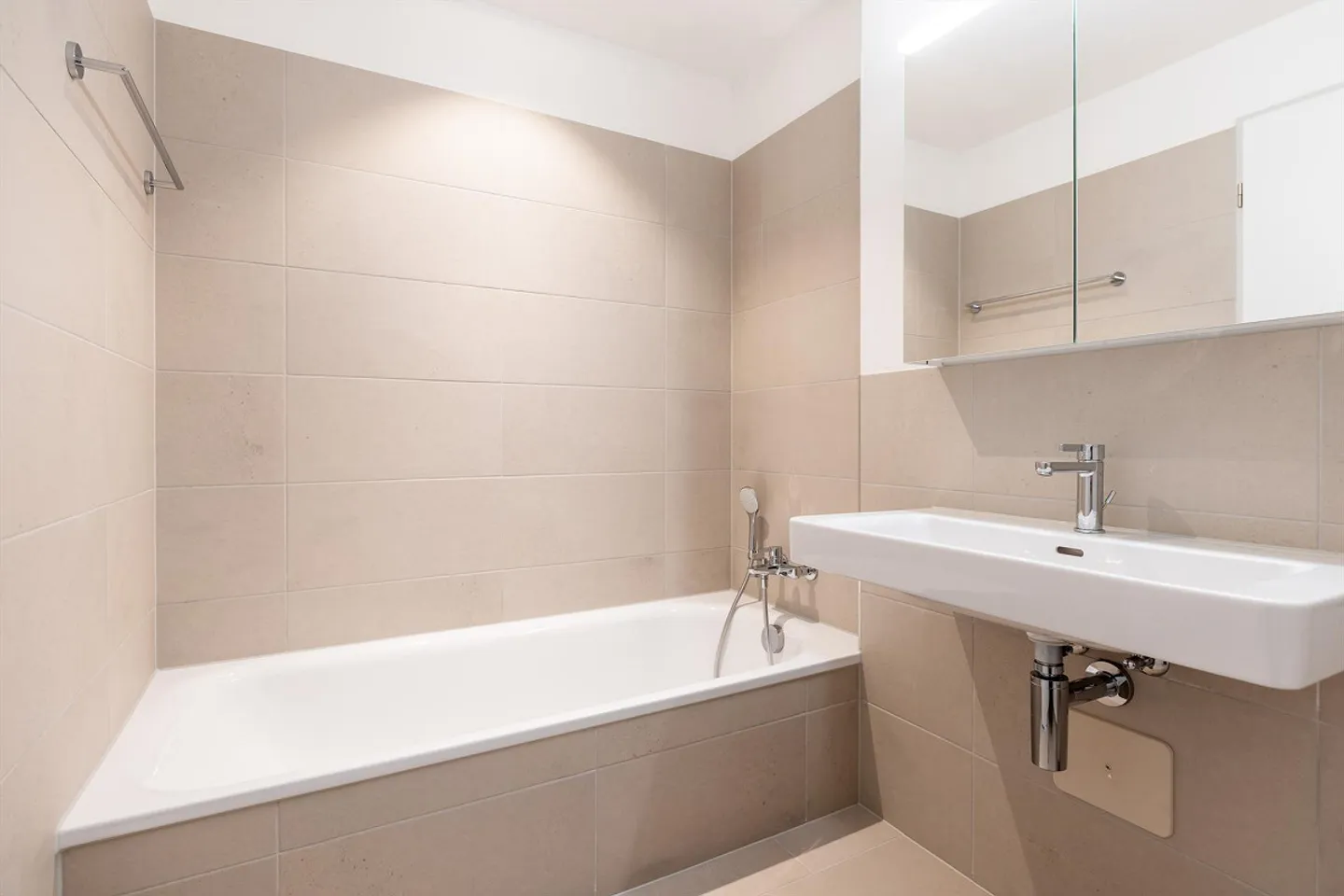 Vivere in centro, vivere a contatto con la natura - moderno appartamento di 4,5 stanze - Foto 7 di 16