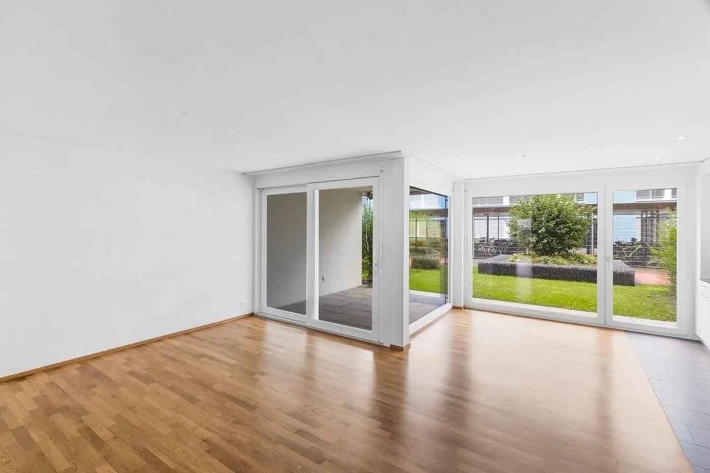 Spacious, modern apartment - Photo 3 of 7