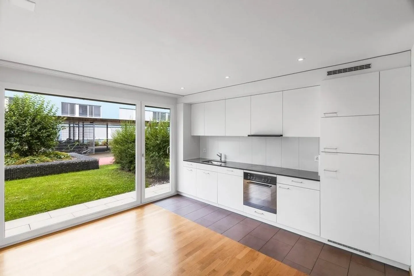 Spacious, modern apartment - Photo 2 of 7
