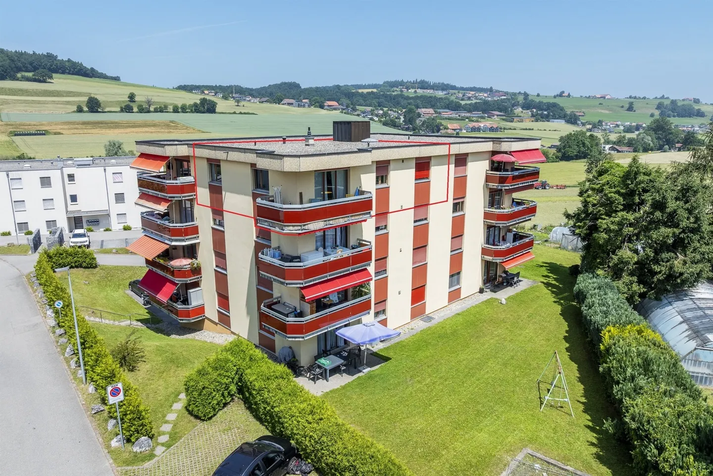 Charming 3.5-room apartment on the top floor with balcony - Photo 2 of 11
