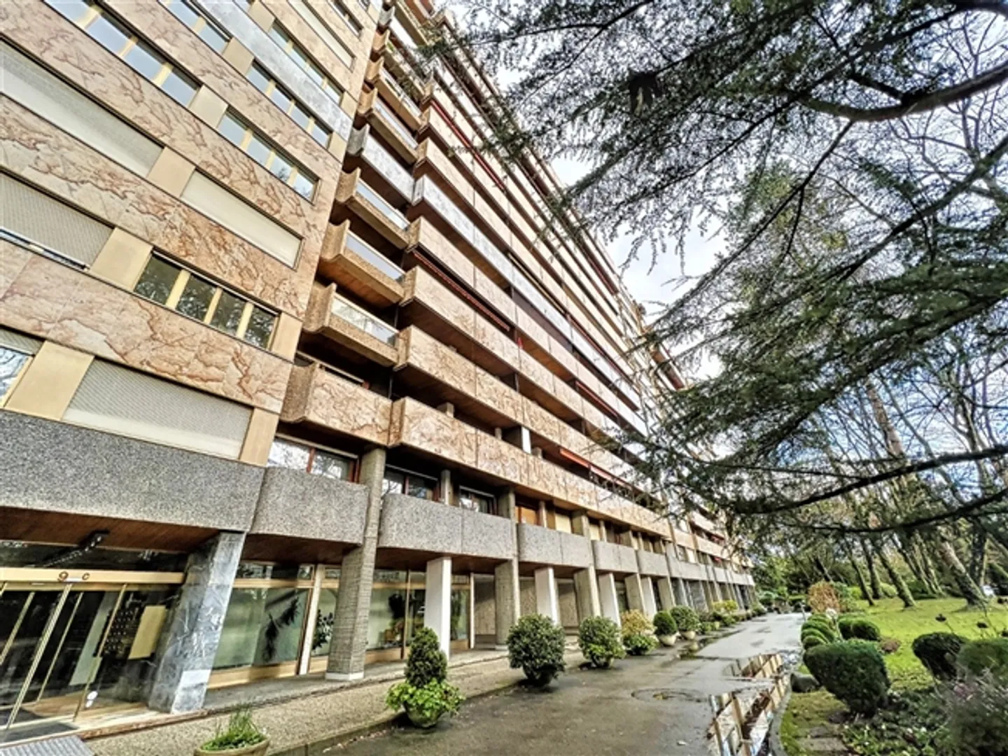 Spacious and bright 4-room apartment. This apartment is in good condition. - Photo 1 of 9