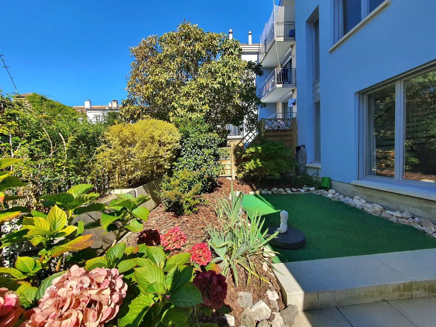 Appartement de jardin en duplex spacieux avec jardin d'hiver dans un emplacement central - Photo 2 sur 11