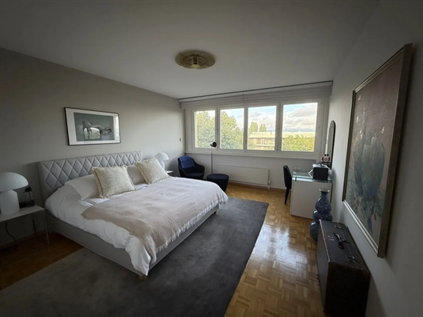 Spacious and bright 4-room apartment. This apartment is in good condition. - Photo 4 of 9