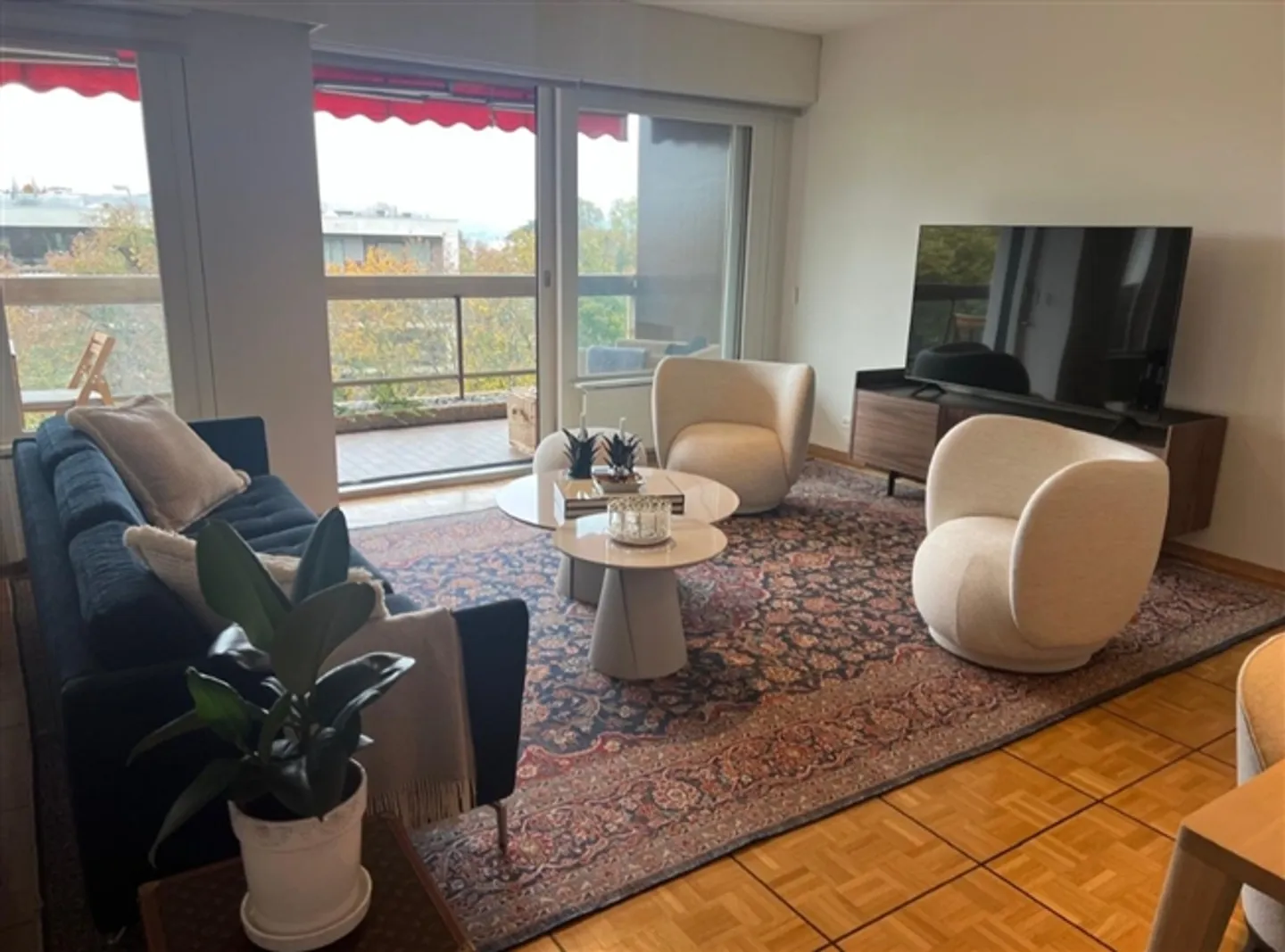 Spacious and bright 4-room apartment. This apartment is in good condition. - Photo 3 of 9