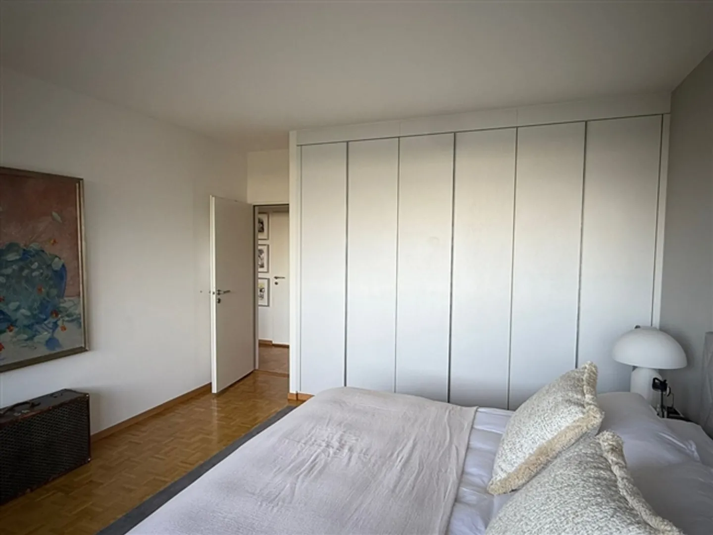 Spacious and bright 4-room apartment. This apartment is in good condition. - Photo 5 of 9