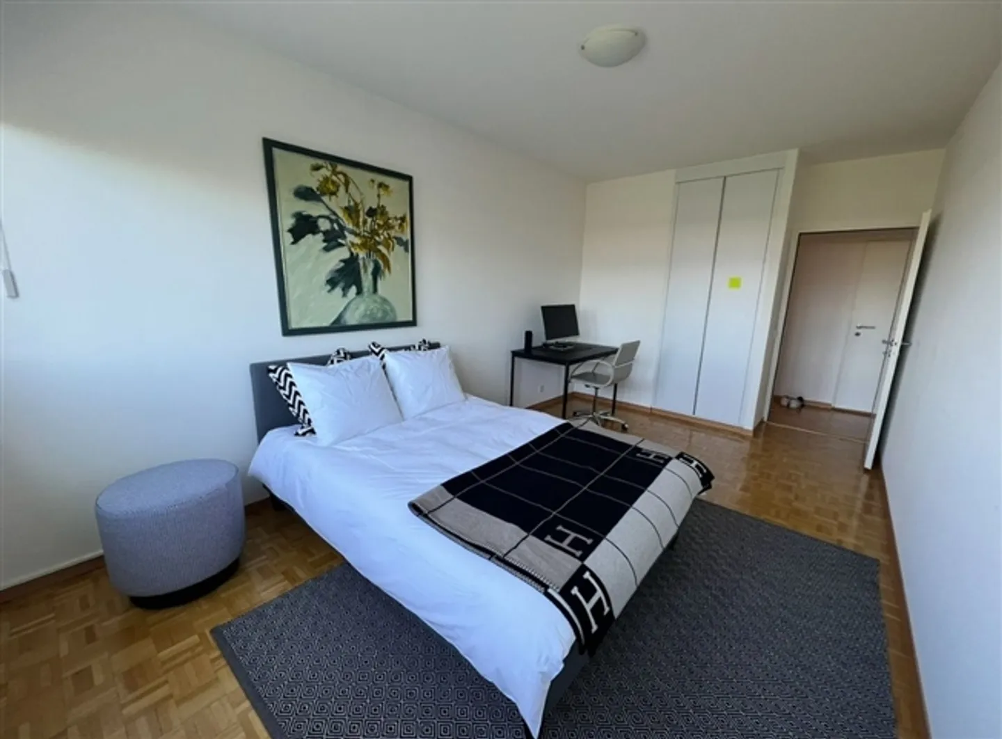 Spacious and bright 4-room apartment. This apartment is in good condition. - Photo 6 of 9