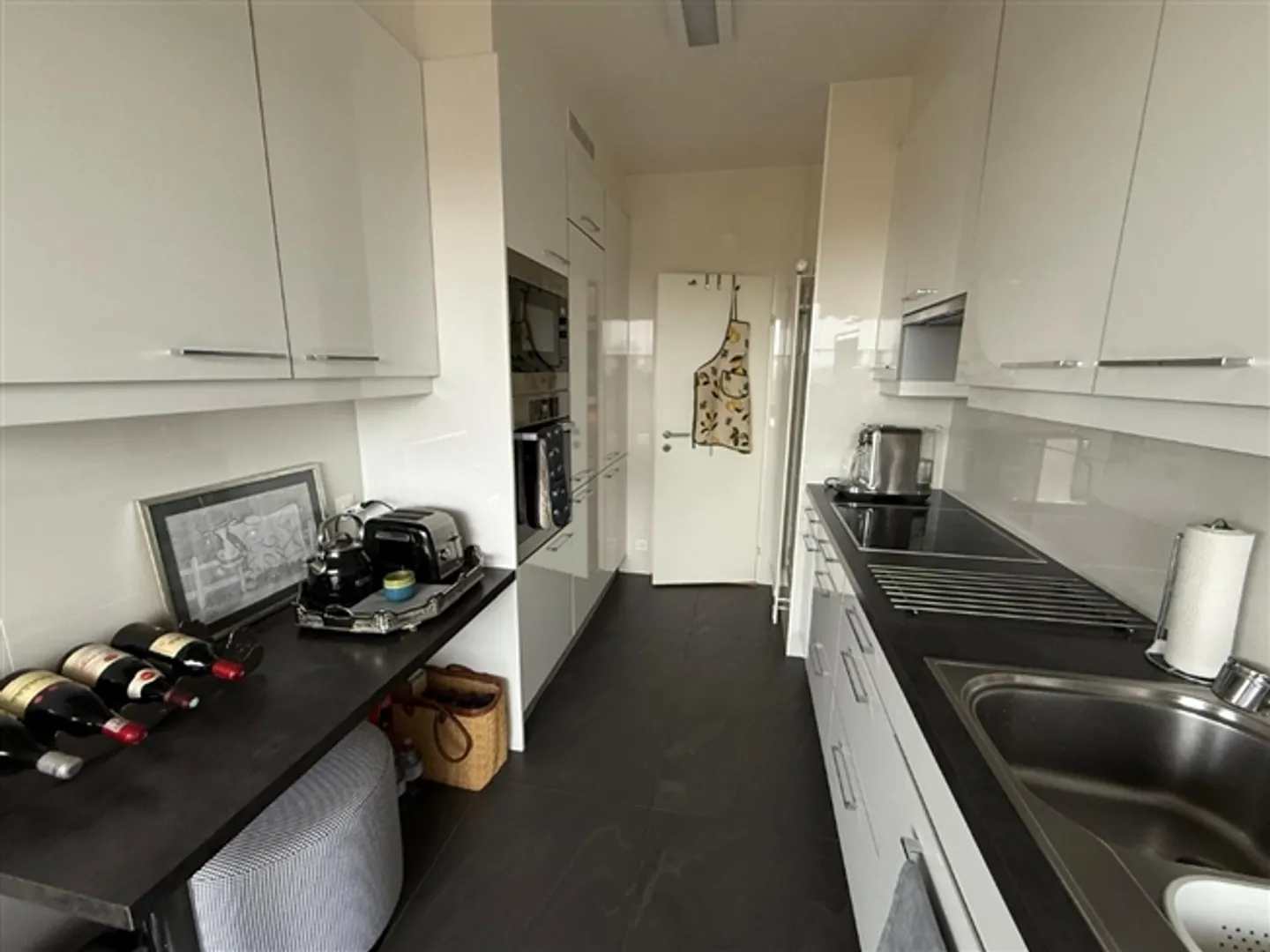 Spacious and bright 4-room apartment. This apartment is in good condition. - Photo 8 of 9