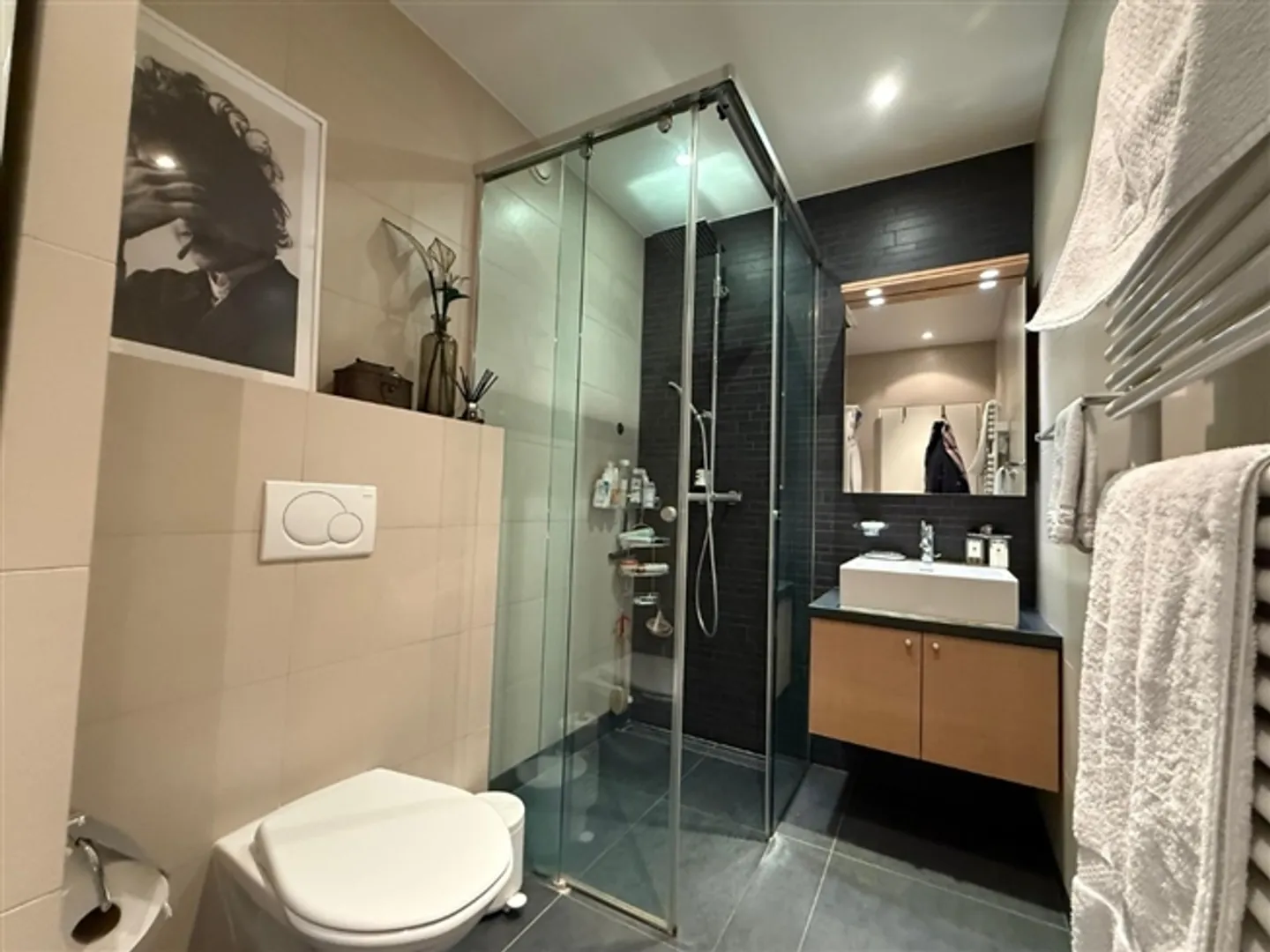 Spacious and bright 4-room apartment. This apartment is in good condition. - Photo 9 of 9