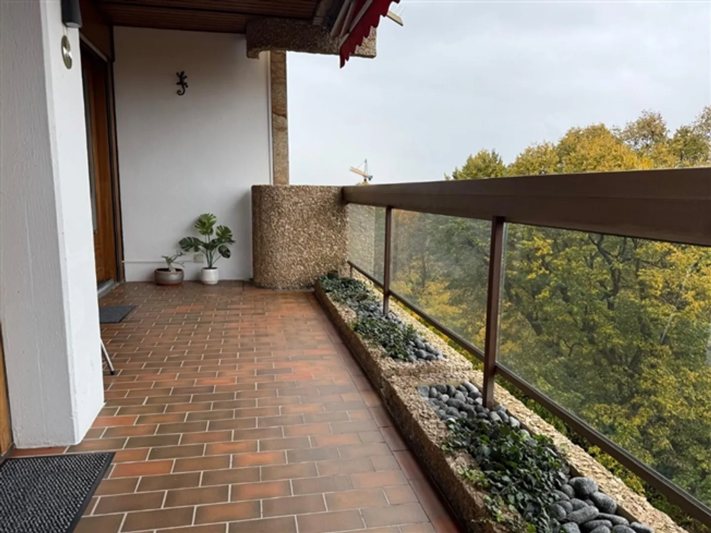 Spacious and bright 4-room apartment. This apartment is in good condition. - Photo 7 of 9