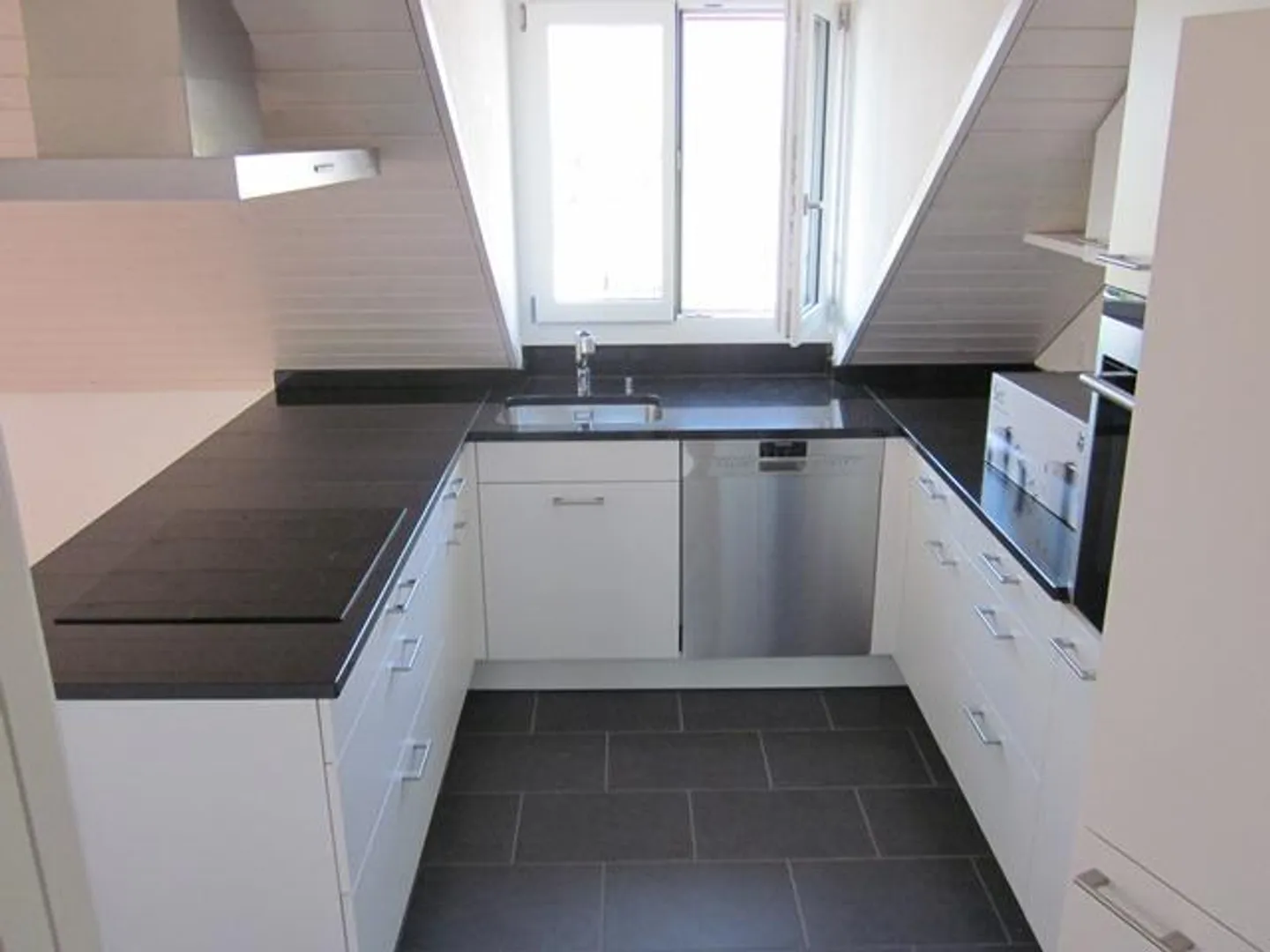 Charmante Dachwohnung - Foto 2 von 12