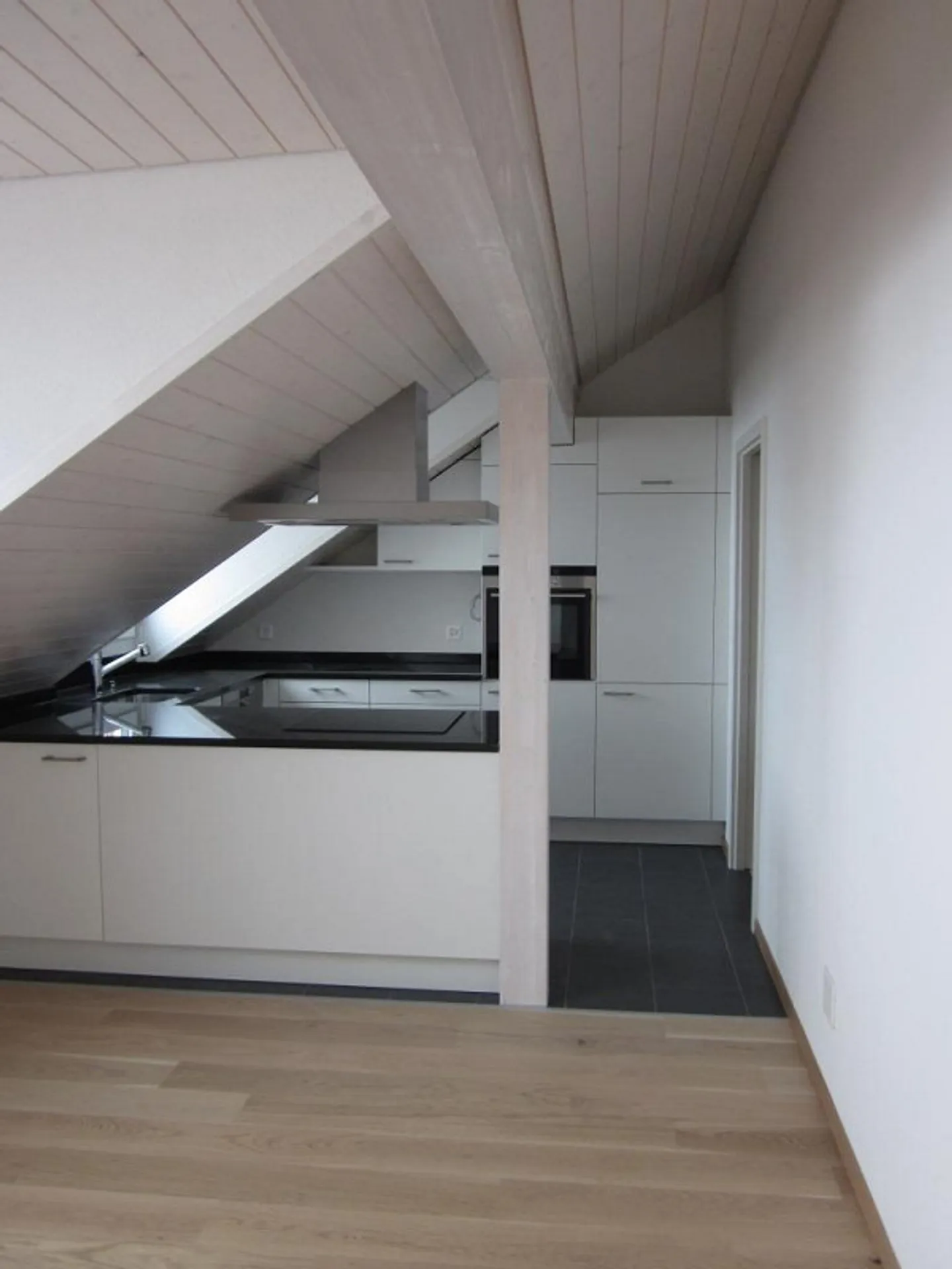 Charmante Dachwohnung - Foto 3 von 12