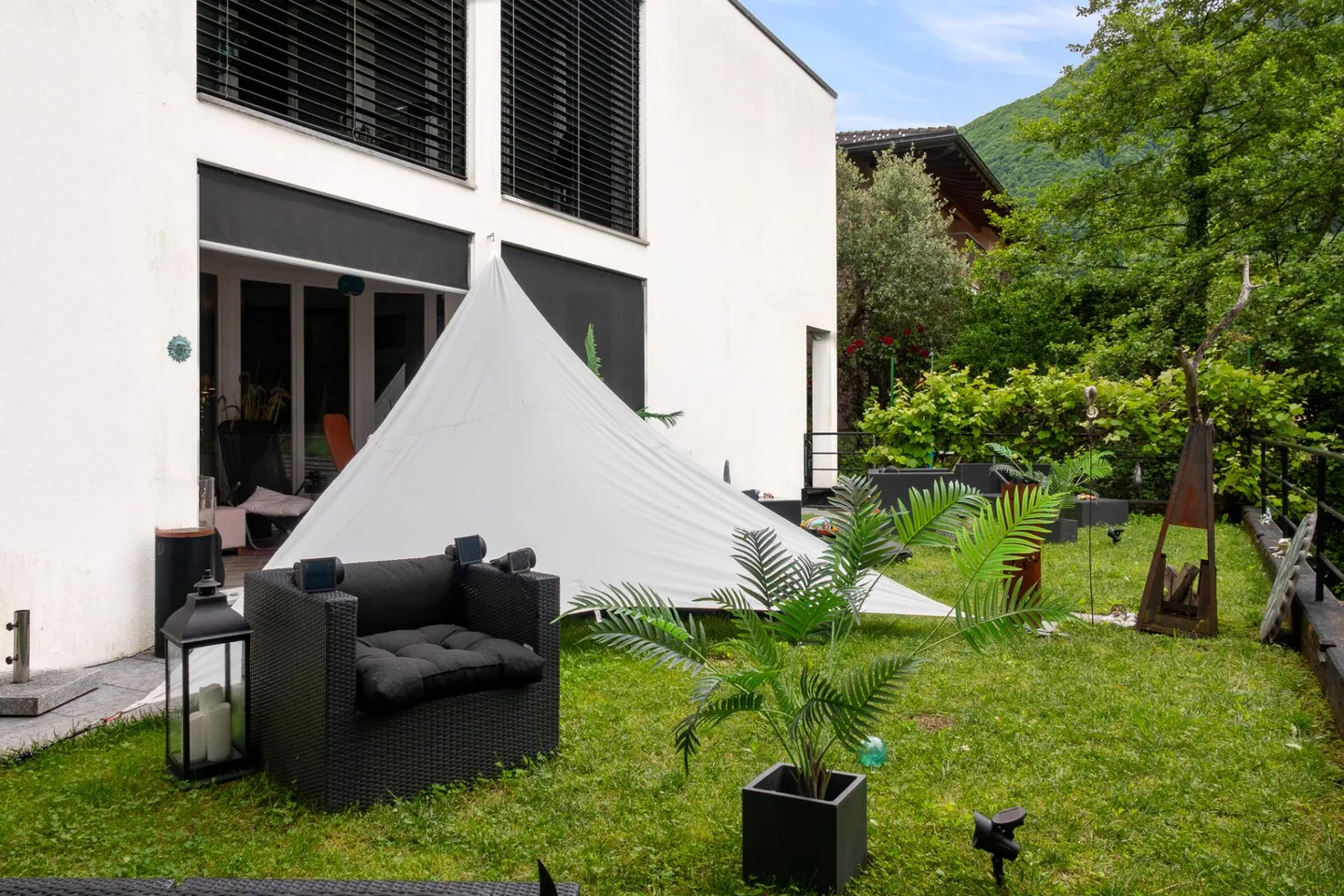 Villa moderna ed esclusiva con vista mozzafiato e arredi di alta qualità - Foto 4 di 19