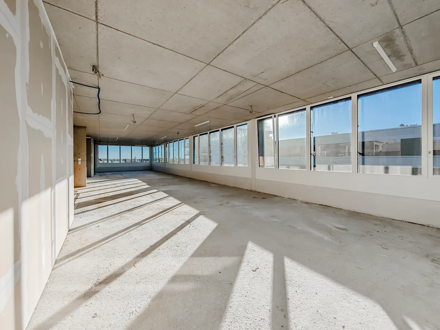 New commercial spaces for rent - Photo 2 of 12