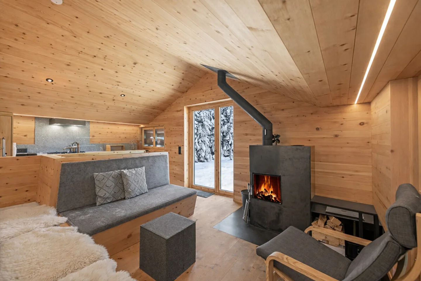 Lantsch/Lenz: Maiensäss mit stilvollem Innenausbau und Bergpanorama - Foto 2 von 6