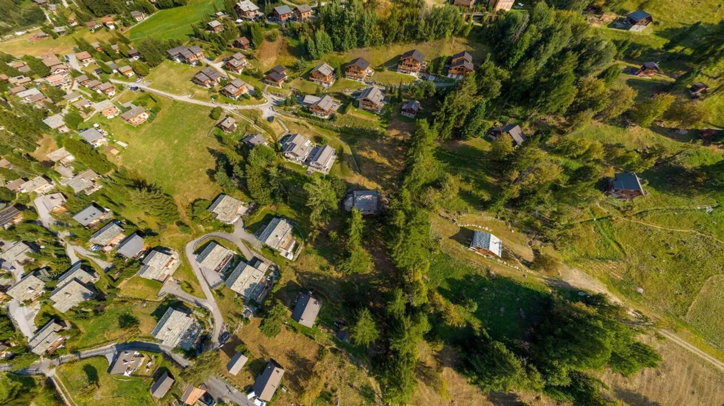 Wunderschönes Grundstück mit atemberaubendem Blick, Möglichkeit zum Bau eines Hauptwohnsitzes - Foto 1 von 3