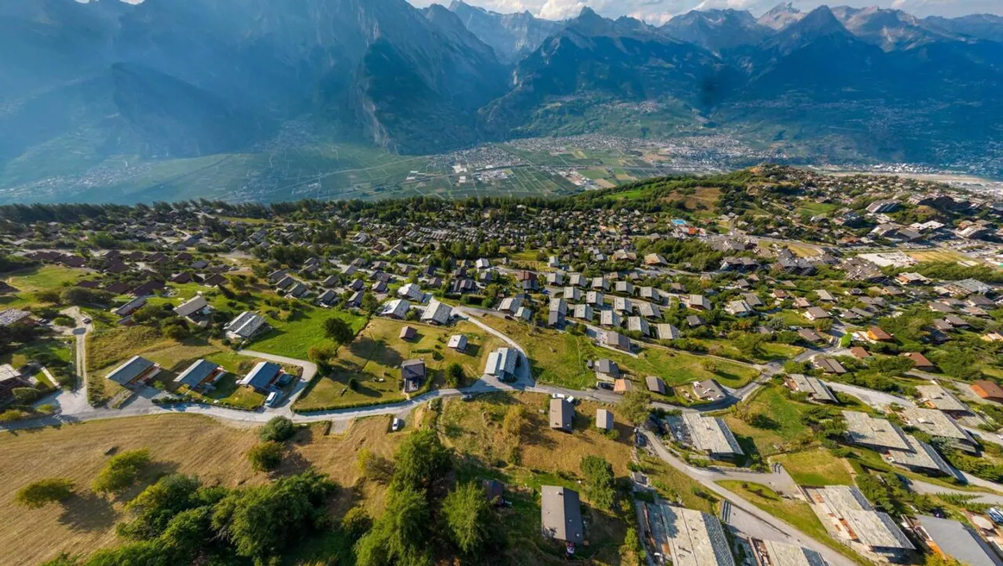 Wunderschönes Grundstück mit atemberaubendem Blick, Möglichkeit zum Bau eines Hauptwohnsitzes - Foto 3 von 3