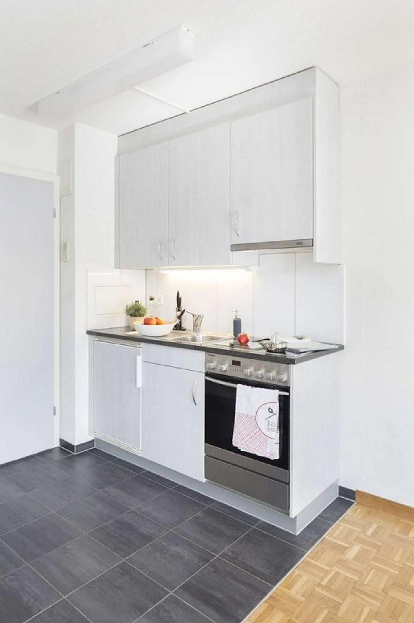 Ideal for students or temporary residents - small but fine - Photo 2 of 5