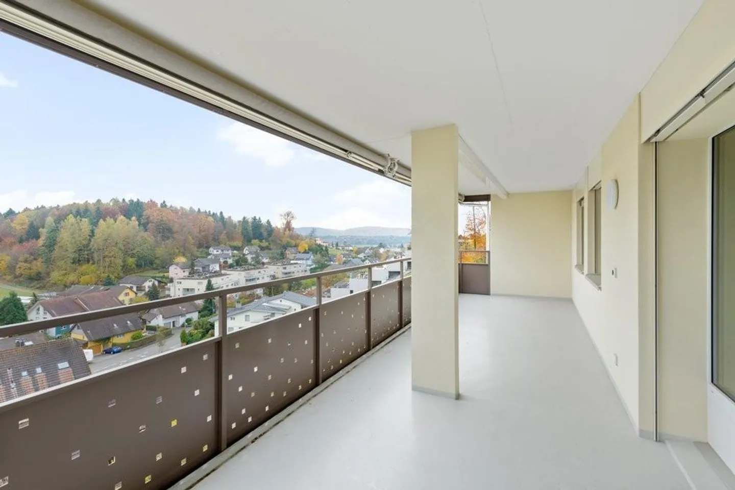 Apartment with a breathtaking view of greenery - Photo 4 of 6