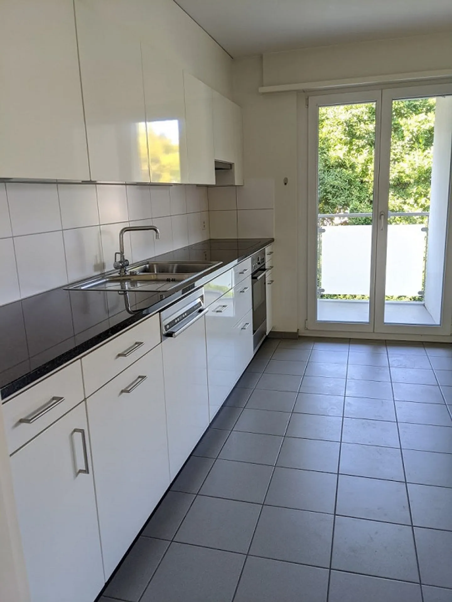 Spacious 2-room apartment in a quiet green location close to the village center - Photo 2 of 10