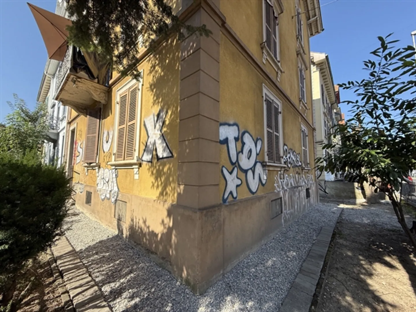 Attractive multi-family house in a central location in Biel - Photo 5 of 9