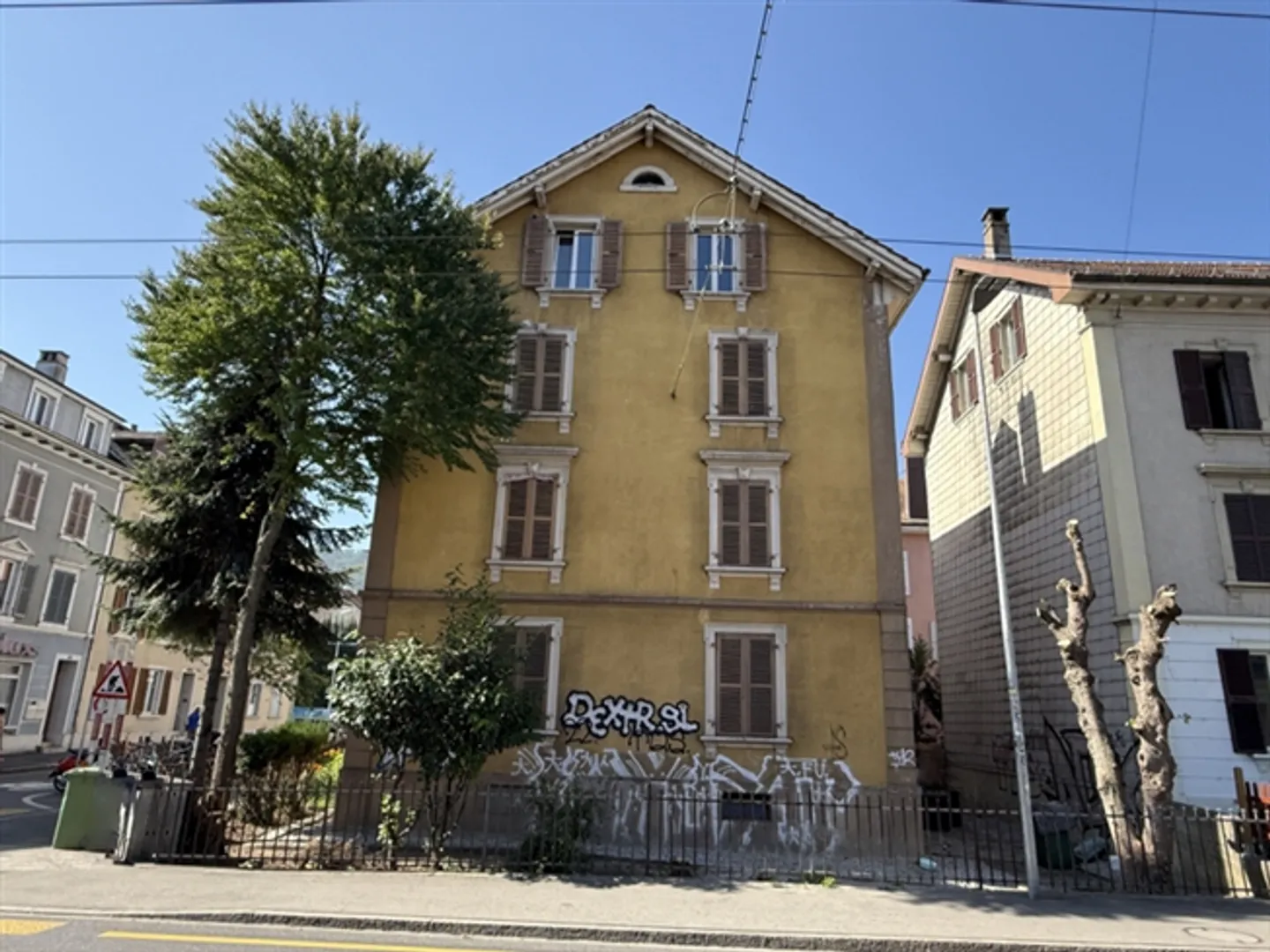 Attractive multi-family house in a central location in Biel - Photo 3 of 9