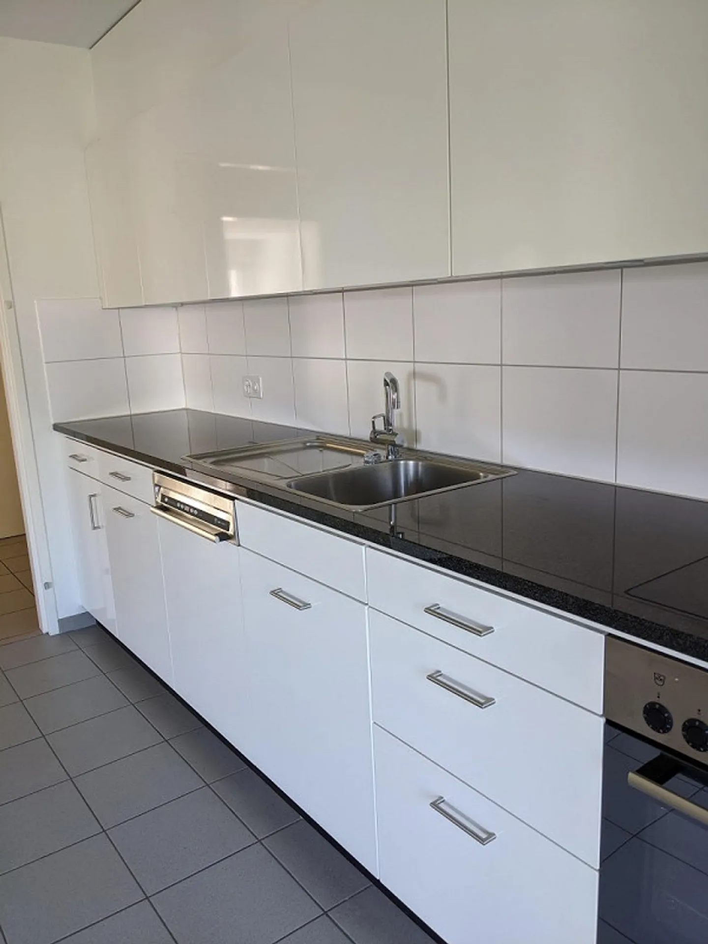 Spacious 2-room apartment in a quiet green location close to the village center - Photo 3 of 10