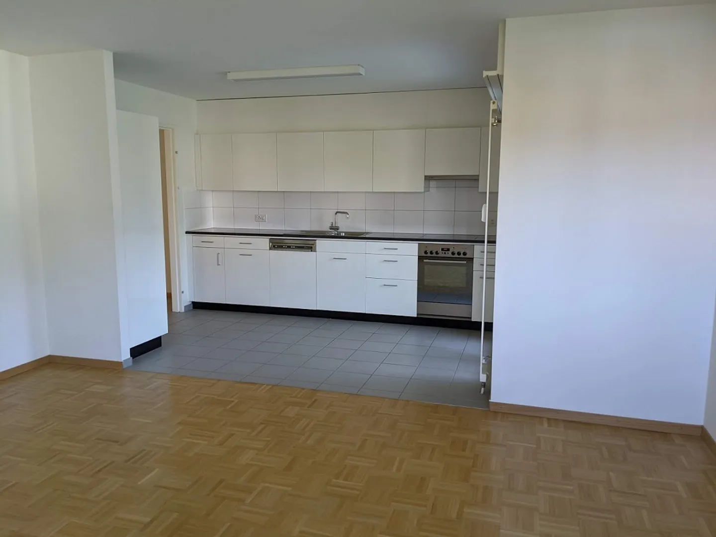 Spacious 2-room apartment in a quiet green location close to the village center - Photo 4 of 10