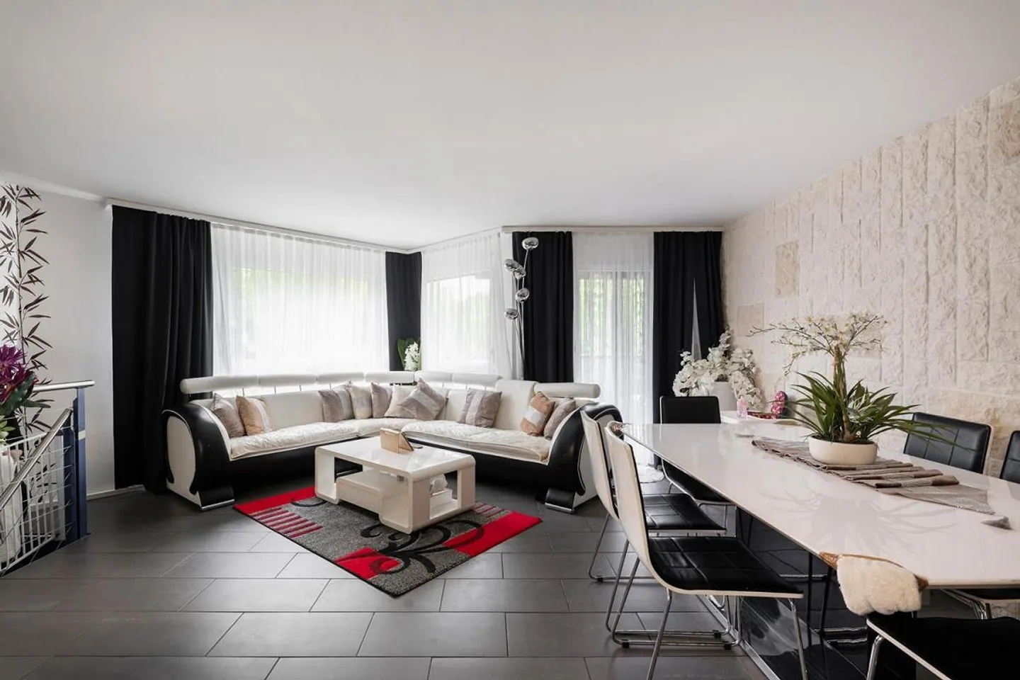 Espace commercial et appartement de 4,5 pièces à acquérir ensemble - Photo 1 sur 11