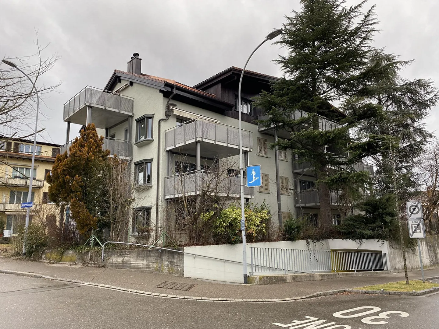 Appartement rénové de 4,5 pièces au rez-de-chaussée avec jardin et cheminée - Photo 2 sur 7