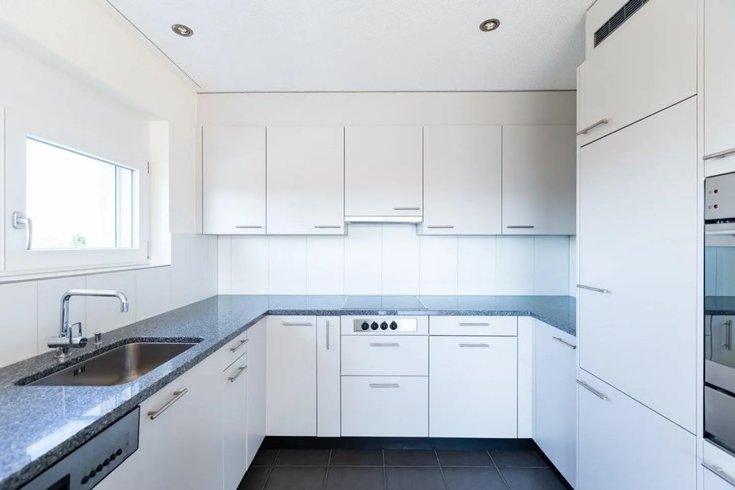 Beautiful, modern 4.5-room penthouse apartment in Herzogenbuchsee - Photo 2 of 12