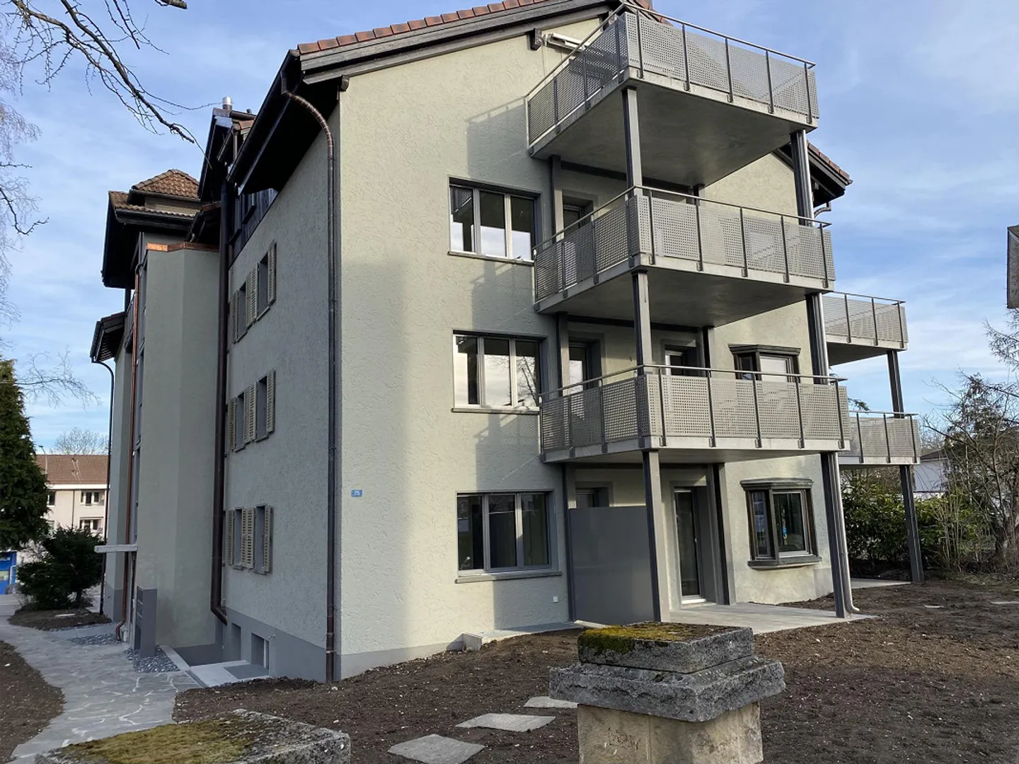 Appartement rénové de 4,5 pièces au rez-de-chaussée avec jardin et cheminée - Photo 3 sur 7