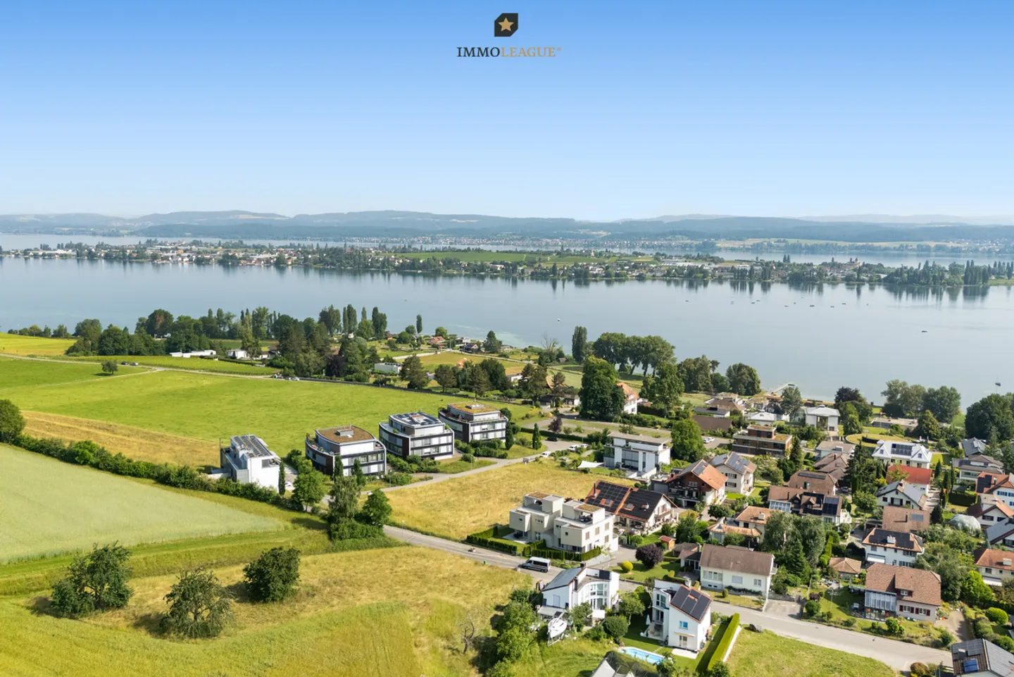 Oasi abitativa moderna con bella vista sul lago. - Foto 1 di 13