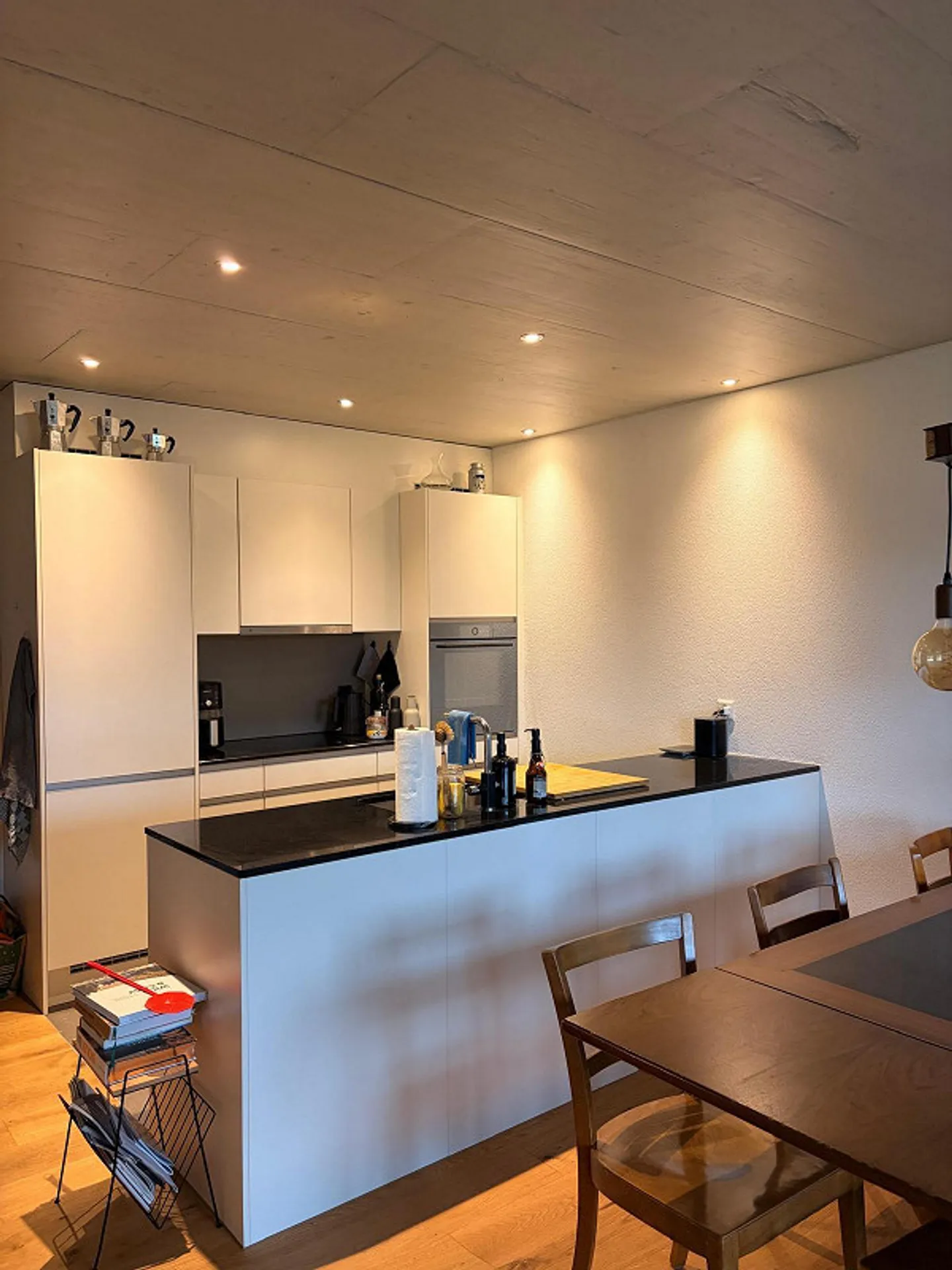 Appartement de 3,5 pièces au rez-de-chaussée dans le meilleur emplacement - Photo 2 sur 9