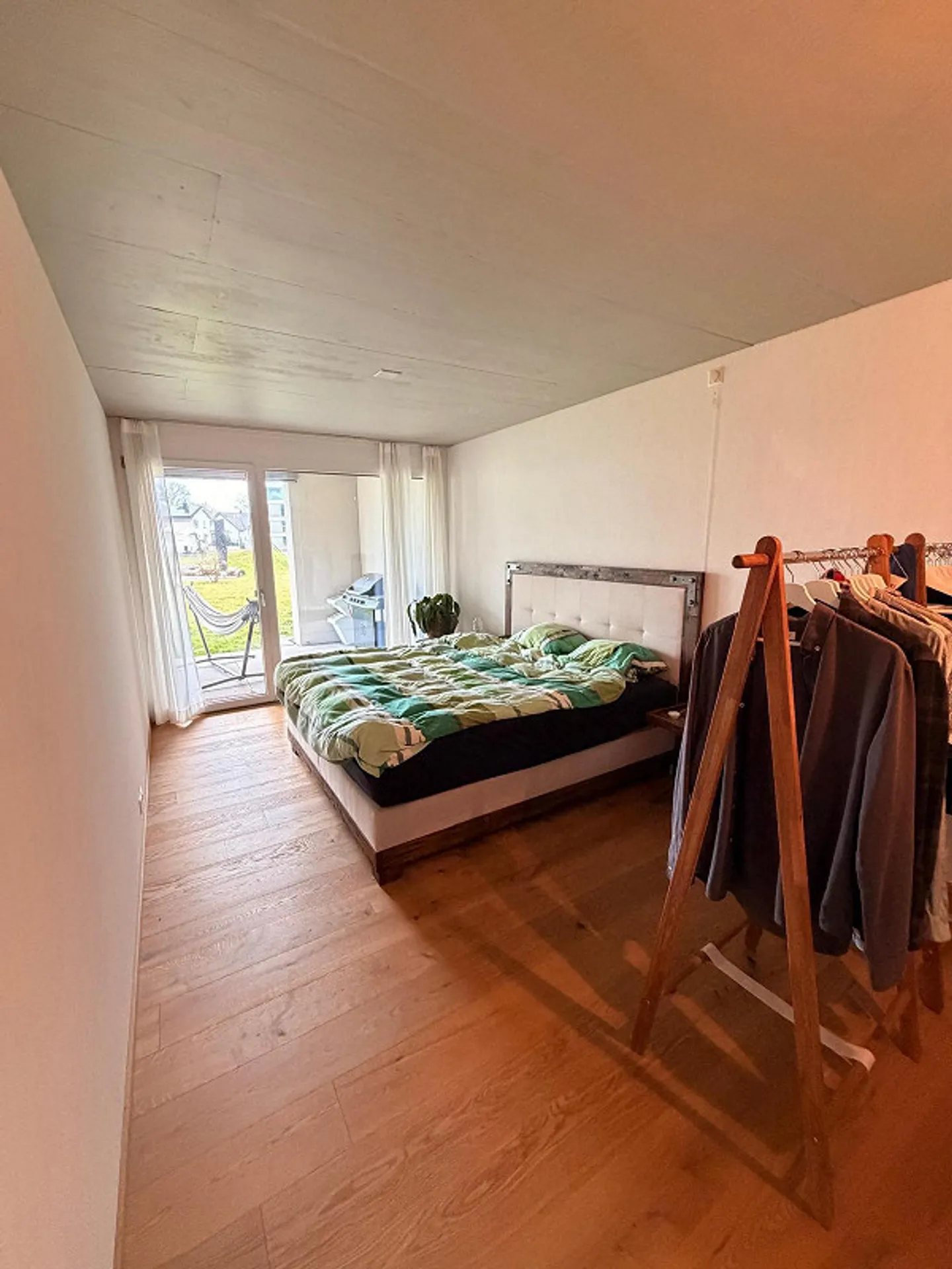 Appartement de 3,5 pièces au rez-de-chaussée dans le meilleur emplacement - Photo 3 sur 9