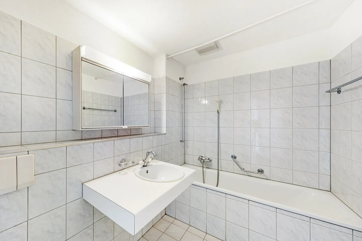 Appartement simple spacieux - Photo 3 sur 7