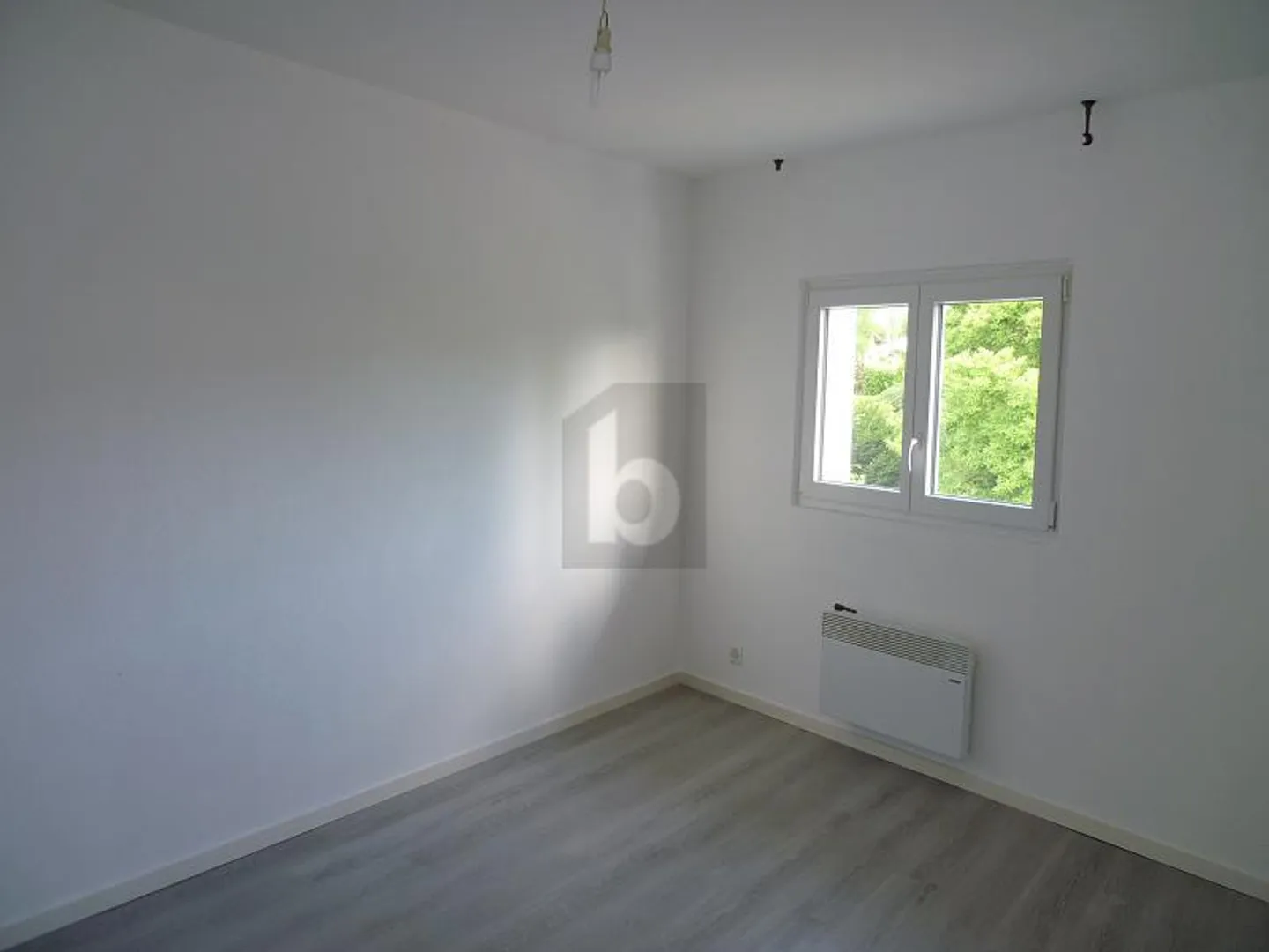 WELL LOCATED NEAR THE LAKE! - Photo 4 of 6