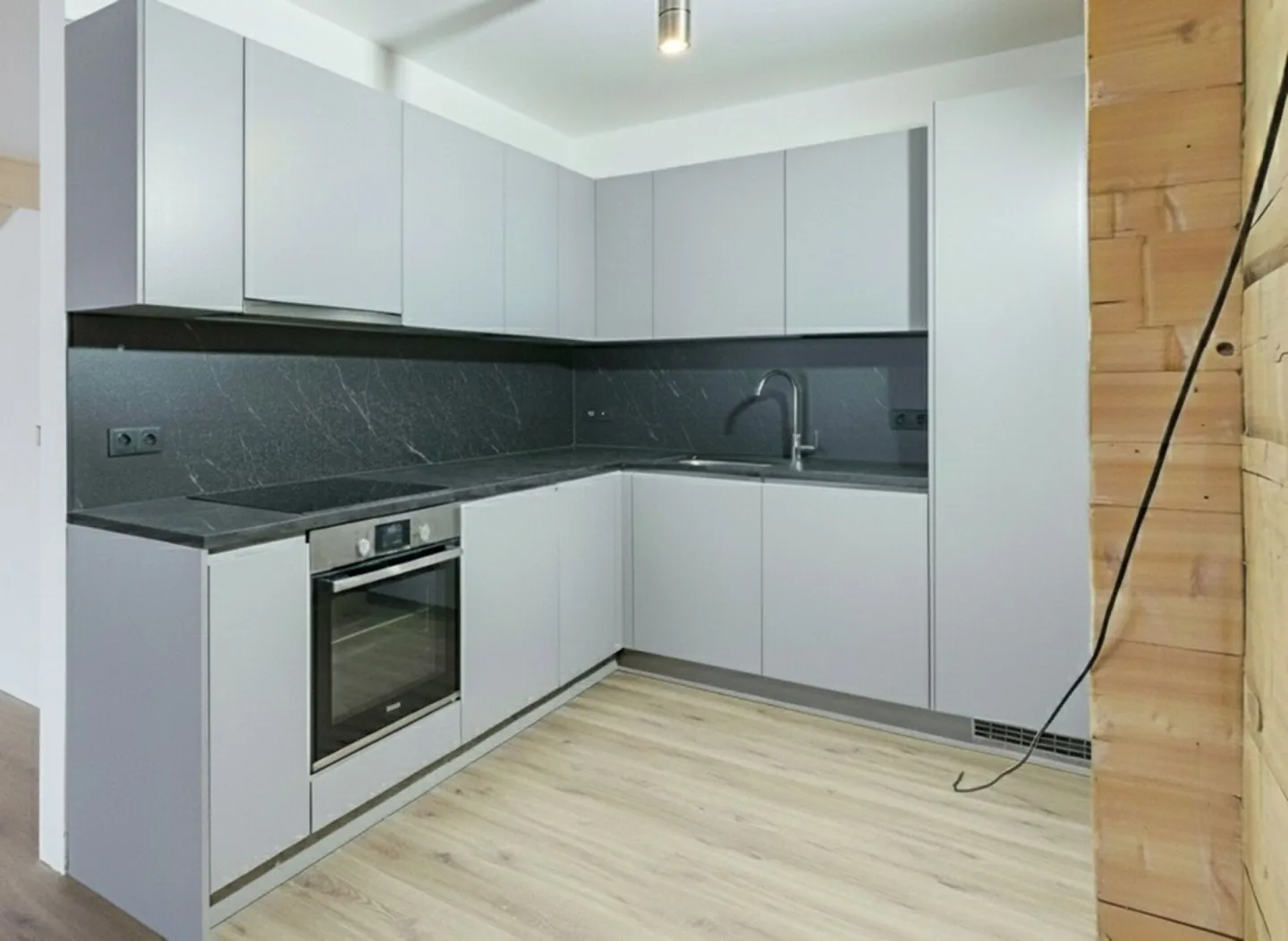 Nouvelle maison secondaire rénovée avec place de parking - Photo 4 sur 10